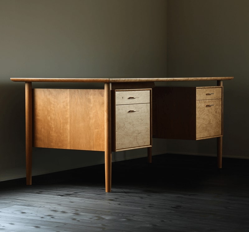desk.dresser